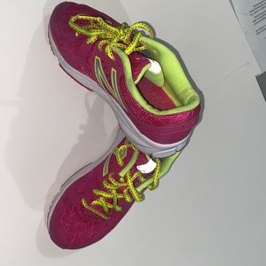 Tennis shoes